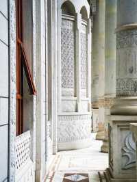 金與白交織好似異域世界