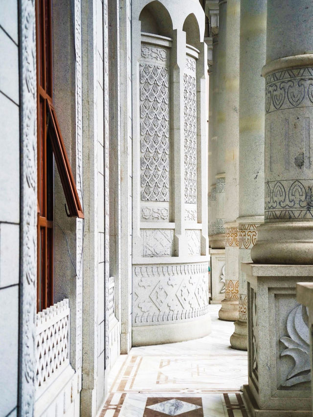 金與白交織好似異域世界 金與白交織好似異域世界