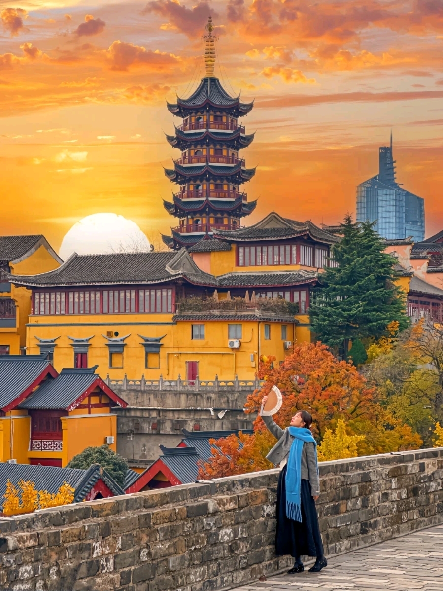 在紅橙黃綠漸變色的秋景中,你會說不出話來!雞鳴寺秘密拍攝點9處,務必收藏📝
⛩️
✔️從城牆同時拍攝雞鳴寺+紫峰塔,感受古今交融的魅力
✔️古生物博物館二樓咖啡廳,配合窗外秋景拍出人生照
✔️雞鳴寺入口,傳統建築與楓葉交織的風景
✔️雞鳴寺三樓佛像前,神聖又美麗的氛圍
✔️三樓佛像前座位,帶來沉靜感的拍攝
✔️紙票入口,捕捉古樸細節
✔️三樓香粉香旁的黃色牆面,充滿中式美學氣息
🍂
▪️在入口雞鳴門上蓋0元印章(需自帶印章本),抽盲袋獲得蓮花球!我抽到翡翠色,非常喜歡~
▪️現場可購買電子票或紙票,10元/人,需自行購買!
▪️持票在香粉香處領取3支香⚠️左手在上,右手在下握住手臂,進入後不可返回
▪️男性先踏左腳,女性先踏右腳,切勿觸碰寺廟門
🍂
山門➠天王殿➠菩提軒➠毘盧殿➠大悲殿➠東佛殿➠觀音殿➠出口
⛩️【旅遊資訊】
📍位置:南京雞鳴寺
🚇交通:地鐵3/4號線雞鳴寺站5號出口步行
🎫價格:10元/人
⏰營業時間:7:30-17:00
🔍推薦路線:參觀雞鳴寺後可至玄武湖賞夕陽,或登古城牆同時拍攝雞鳴寺與紫峰塔📸