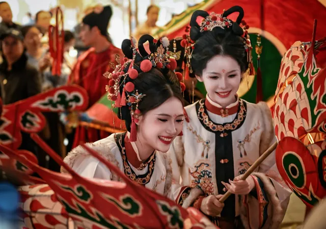 非遺魚燈銜著月光，游進了豫園的夢裡