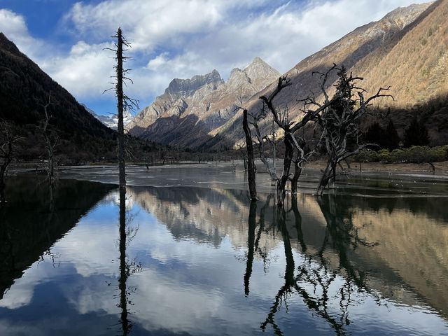 行程進行的時間是12月初，是川西旅行的淡季，雖然因為天氣寒冷和高原反應給到行程中有一些挑戰性，但是除