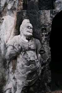 警告!別輕易與他對視——龍門十七米佛顏殺!