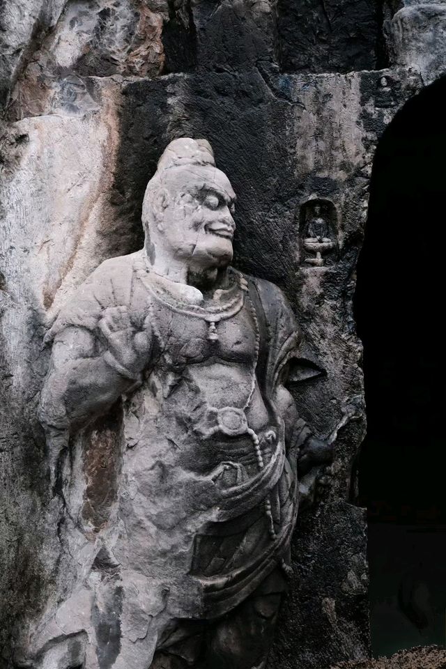 警告!別輕易與他對視——龍門十七米佛顏殺! 警告!別輕易與他對視——龍門十七米佛顏殺!