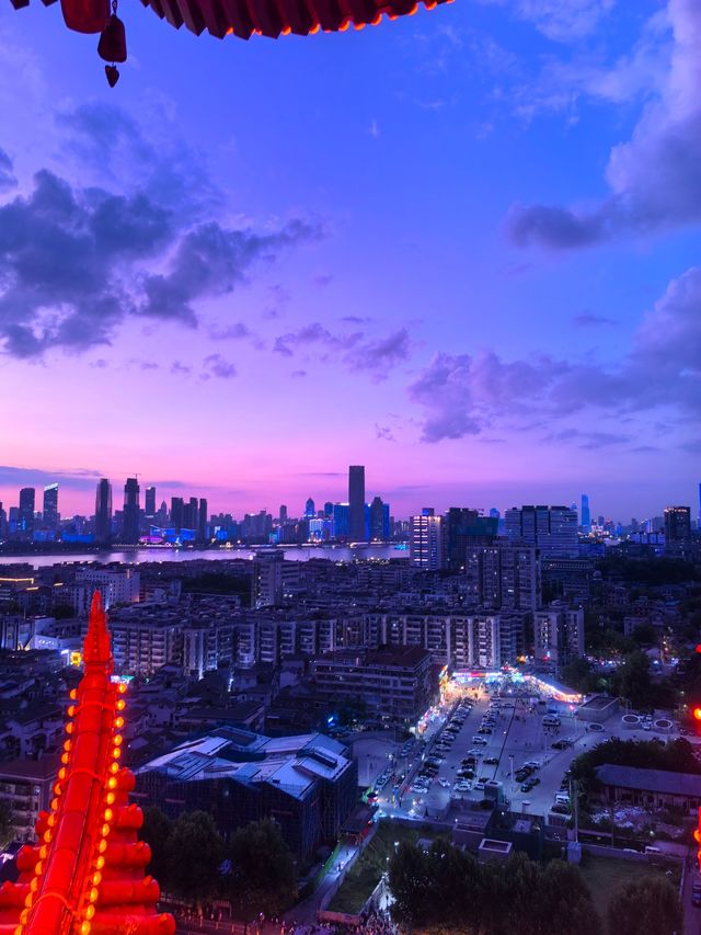 武漢夜遊黃鶴樓親測燈光秀美翻啦！