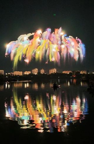 Новогоднее фейерверк-шоу в древнем городе Ваньцзай