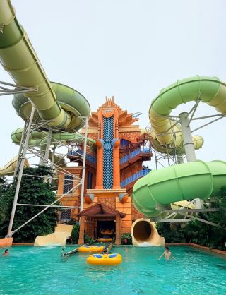 Taking the kids to Sanya for summer vacation, Atlantis Aquaventure Waterpark is definitely the first stop they've been dreaming of! We didn't stay at Atlantis Hotel this time; the summer price increases are really steep. We stayed at the Sheraton Haitang Bay nearby, and taking a taxi there only costs a little over CNY 6, which is super convenient!
🎫 About admission tickets
Bought the tickets online in advance, CNY 628 for two adults and one child. Just scan the code at the entrance, very convenient. Hotel guests enter using facial recognition.
🚿 Store your belongings before entering
The first thing to do after entering is to get a locker; the rental fee is CNY 78 per locker. Once you've changed into your swimsuit, you're ready to play!
🏊 Ride experience
The first ride we went on was the lazy river. Two people share a large swim ring. It passes through a few small rapids. The float is quite long and very comfortable, perfect for warming up.
Next, we went to the Shark Tunnel. You can't wear glasses on this ride. You slide down a tube directly into the underwater viewing pool—super exciting! I was screaming the whole way down.
The Tornado, Small Tornado, Free Fall, Leap of Faith, and Octopus Racer are all very exciting, but they all had lines.
👶 Family activities
🍱 About dining
Food inside is indeed expensive; the cheapest meal is CNY 68. We were smart and brought our own bread. There are many lounge chairs in the park, so we ate when we were tired and resting. It saved money and was very comfortable~
🎁 Little surprise
After playing for a day, we even got a small octopus keychain on our way out. We also stopped by the hotel lobby to see the free aquarium; everything is close by.
💡 Practical tips
1. You don't have to stay at the hotel! Just find a hotel nearby and take a taxi over; the money you save is enough for several meals.
2. Be sure to reapply waterproof sunscreen every hour. The UV rays in Sanya are very harsh. It was a very overcast day when we went, and we still got sunburned.
3. Water shoes are a must! Many rides don't allow flip-flops.
4. Bring your own snacks and water; prices in the park are really high.
Although we were tired after playing all day, seeing the happy smiles on the kids' faces made it all worth it!
