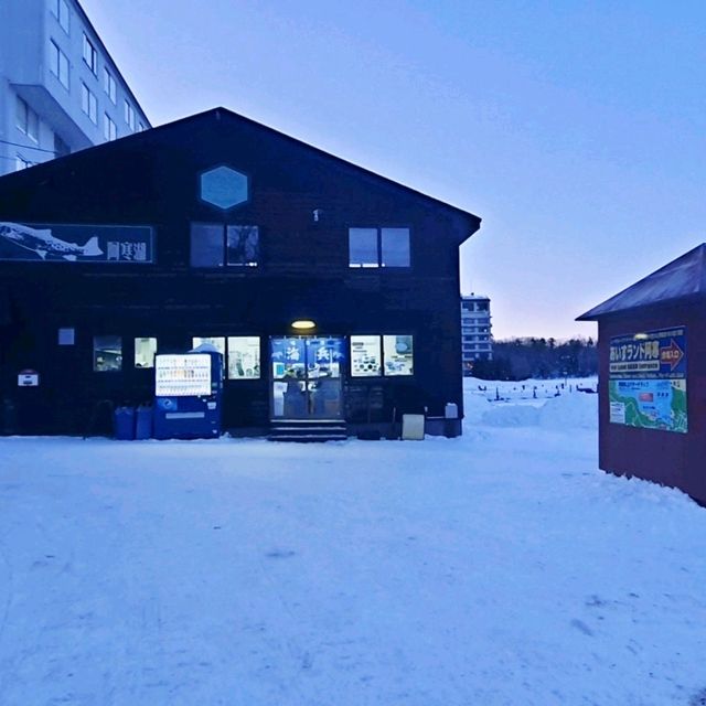 冬季游玩北海道阿寒湖，體驗冰上活動
