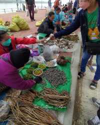 ตลาดริมโขง ดูของป่าจากฝั่งลาว ที่นครพนม 