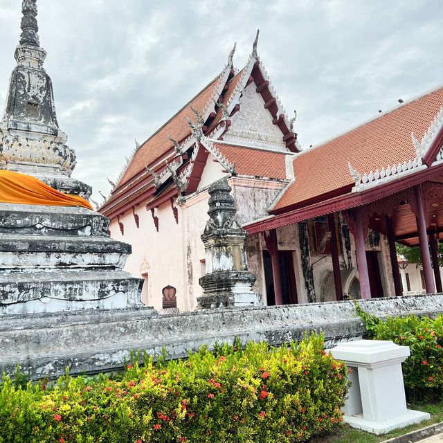 พุทธสถานเชิงท่า-หน้าโบสถ์