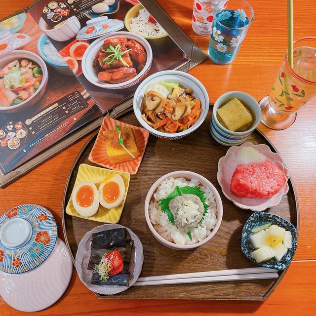 餐廳裝修及陳設以懷舊日本風為主題，食物質素、擺盤、餐具及味道都好出色，令人置身於日本傳統懷舊居酒屋一樣，氣氛一流～
