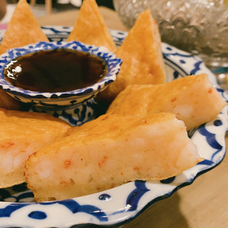 巨厚泰式蝦餅！泰料小漢堡可愛又好吃