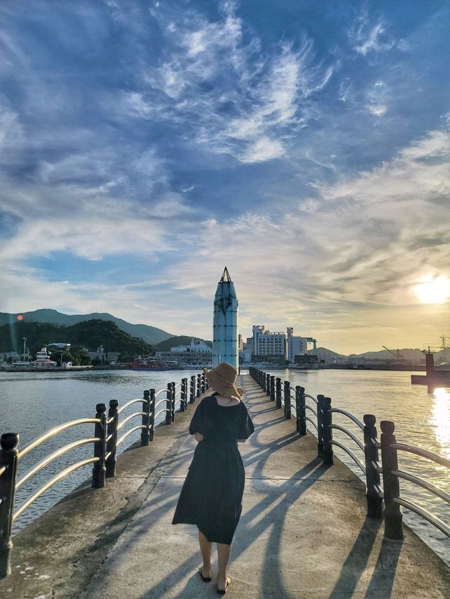 통영의 일몰과 함께하는 연필등대✏️