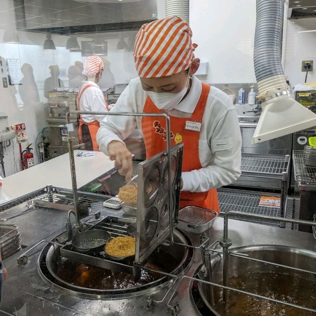 チキンラーメンファクトリーで、チキンラーメン作り体験に初挑戦！！