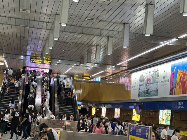 🚇 信義區捷運站：城市交通的便捷樞紐！🏙️