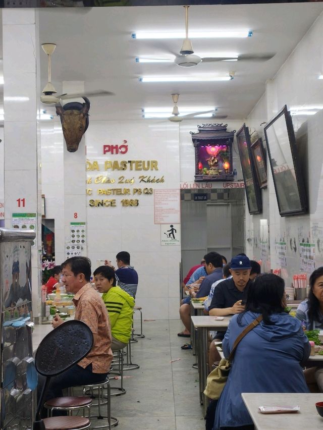 호치민 시내3군의 진한 고기육수 쌀국수 맛집 퍼호아파스퇴르