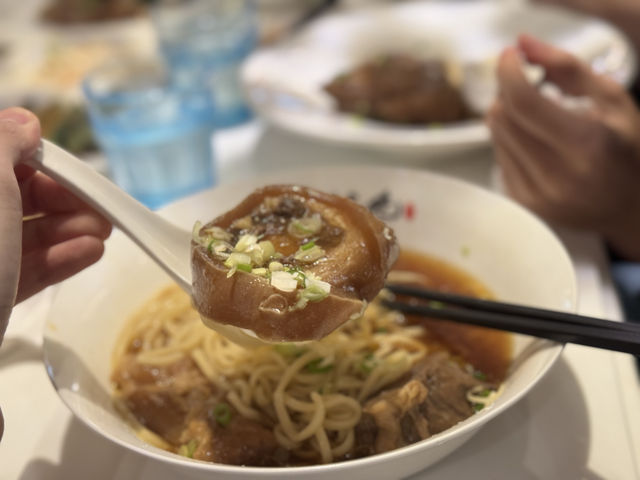 🍜 天下三絕麵食館：米其林推薦的麵食館！🌟