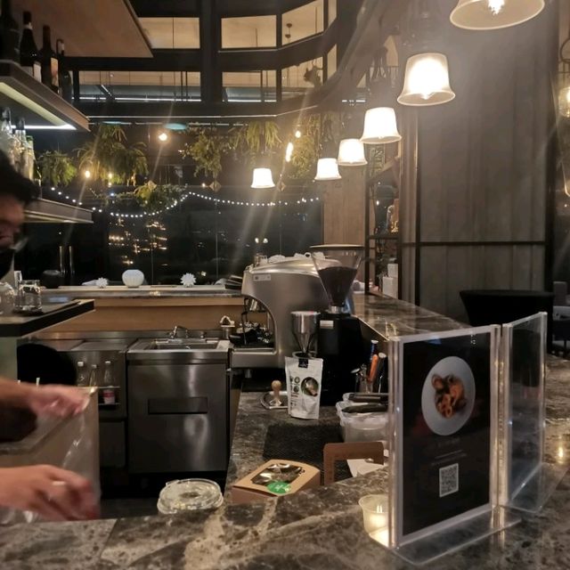 The hub bar & deli
