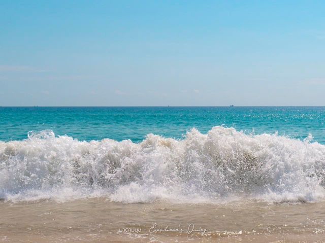 หาดทรายสีขาว อีกหาดน่าเที่ยวของภูเก็ต