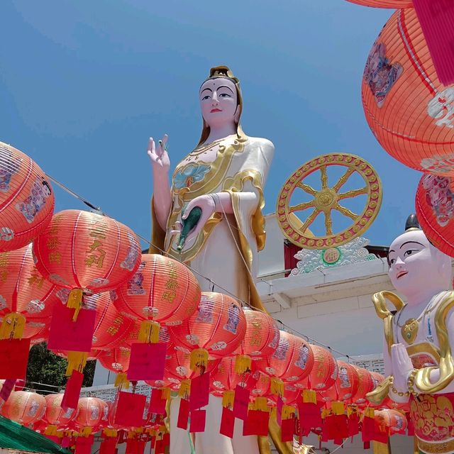 วัดสวย ริมทะเล