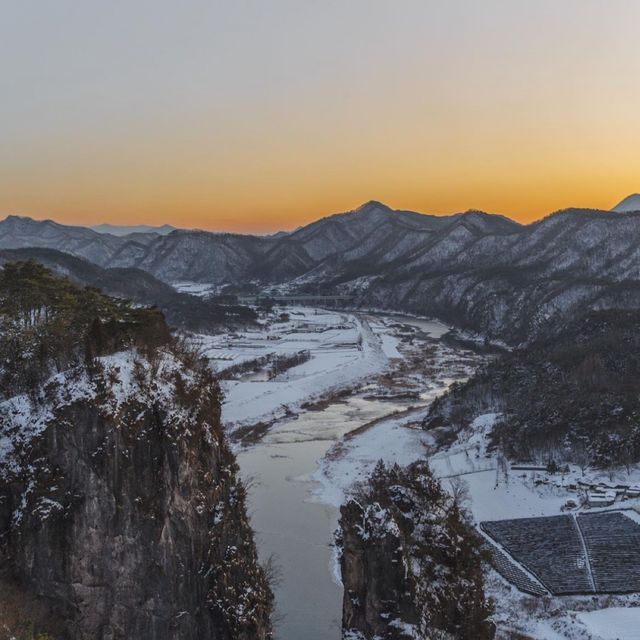 기암절벽 설경이 멋진 강원도 영월 선돌 