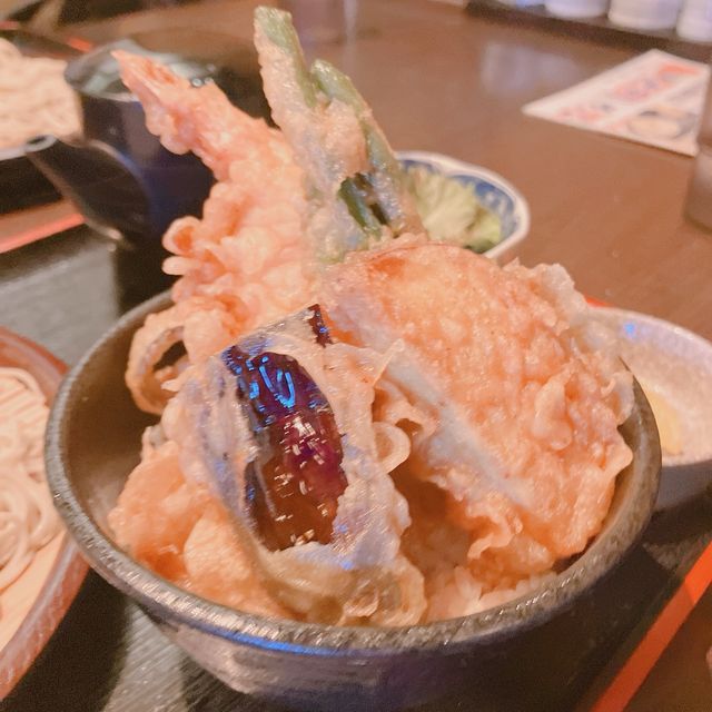 【東京】　窓越しにイチョウ並木が見えるお蕎麦屋さん