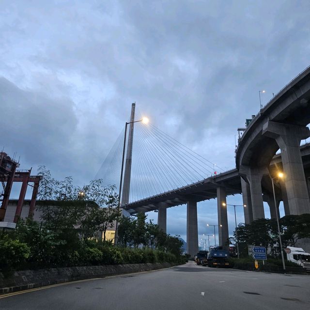 巨型橋底下看海景別具一番風味