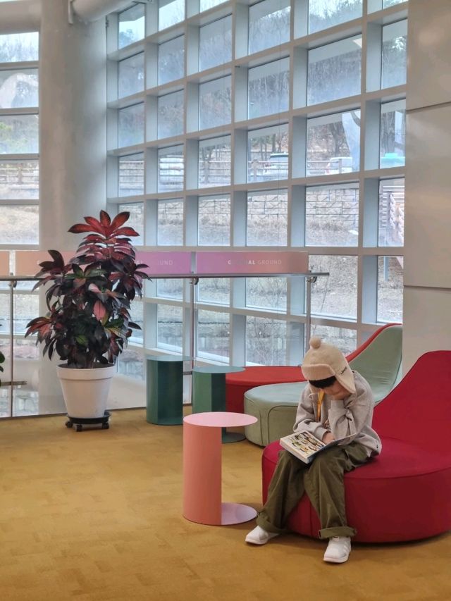 카페와 컬러링존마저 감각적😳