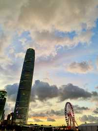 【中環】中環海濱、香港摩天輪：草坪上郊遊野餐，摩天輪上欣賞晚霞