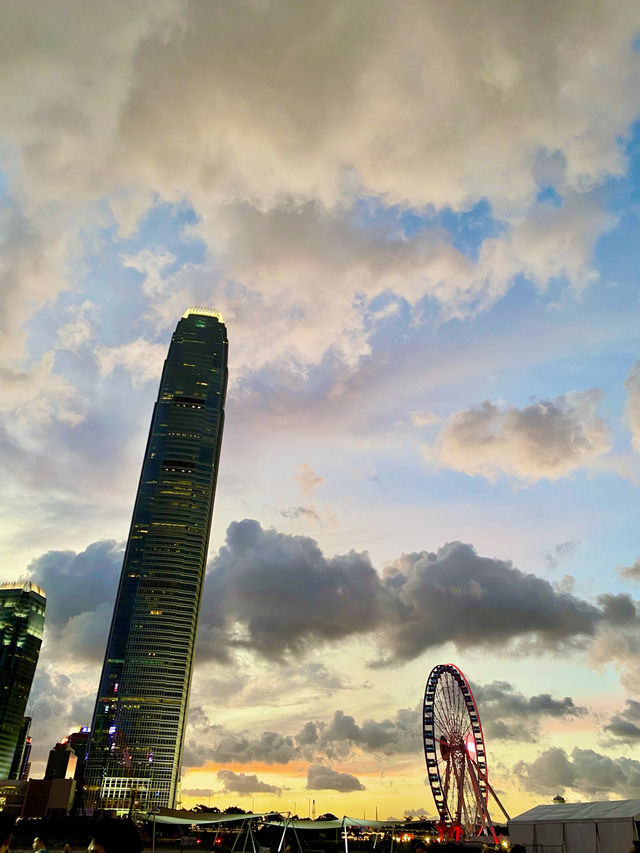【中環】中環海濱、香港摩天輪：草坪上郊遊野餐，摩天輪上欣賞晚霞