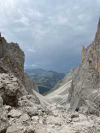 ฉากหลังคือเทือกเขา Dolomite ด้านหน้าคือเมือง