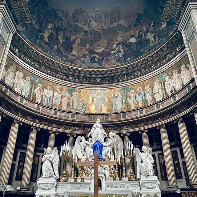 Holy Trinity Church：中世紀建築瑰寶，感受英國基督教歷史