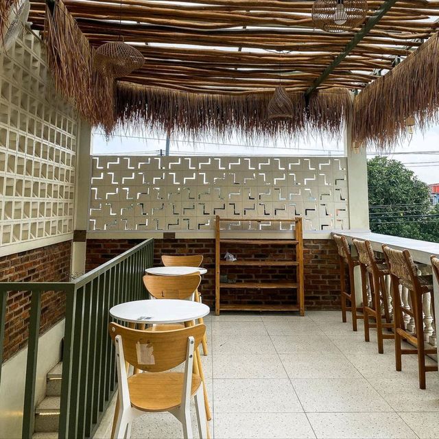 COFFITH COFFEE KITCHEN | WITH A COMFORTABLE INDOOR AREA & THE OUTDOOR SIDE IS COZY