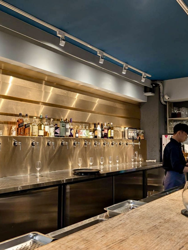 藍色大門後的時髦餐酒館「Bottless 非瓶」