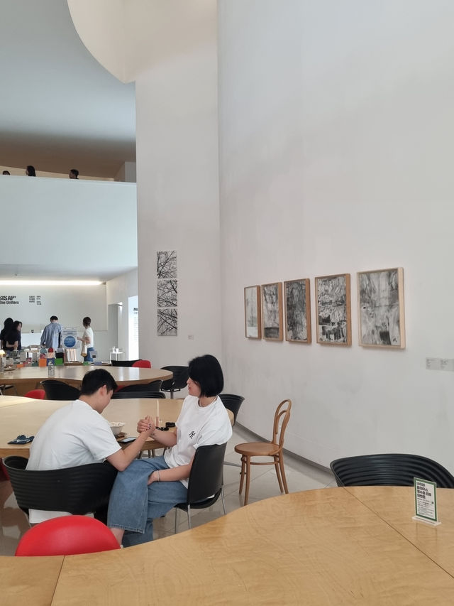 거대한 작품들이 선사하는 압도감