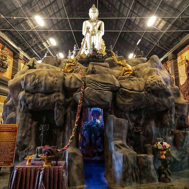 ชมพระอุโบสถมหาปรินิพพานที่สวยงาม