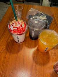 BLOSSOM คาเฟ่โทนสีดำสไตล์เท่ๆ