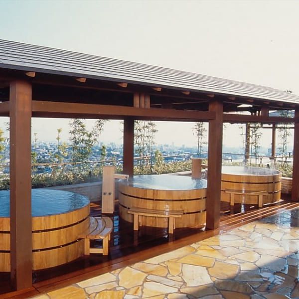 杉乃井飯店：在無邊際露天浴池盡攬別府灣全景