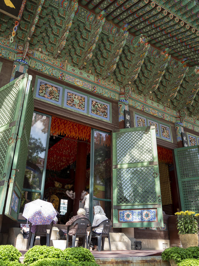 Extremely Instagramable Buddhist Temple in Downtown of Seoul 