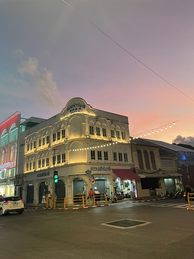 Chino town at ที่พักราคาหลักร้อย 📍Old town Phuket