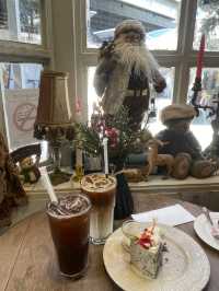 B-Story Cafe คาเฟ่สวยติดรถไฟฟ้า