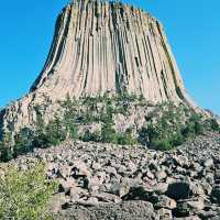 Exploring Devils Tower in Wyoming: A Natural Wonder You Can’t Miss 🇺🇸