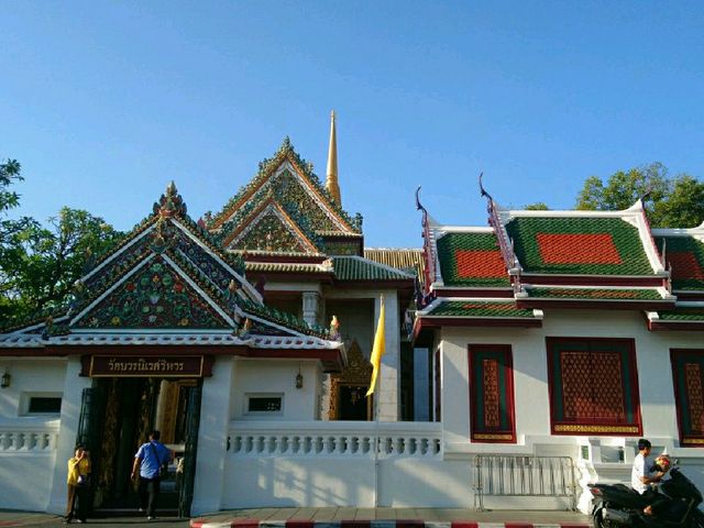 ไหว้พระพุทธชินสีห์  วัดบวรนิเวศ