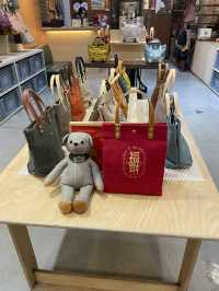 BAGSMITH & CO.: Timeless Craftsmanship on Shennong Street 👜✨