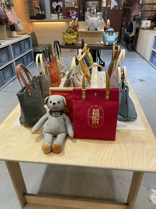 BAGSMITH & CO.: Timeless Craftsmanship on Shennong Street 👜✨