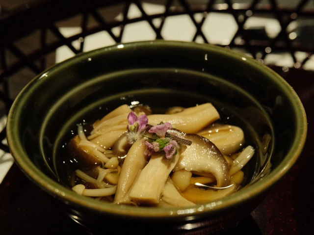 目の前で焼く鉄板焼きのトロトロ神戸牛✨