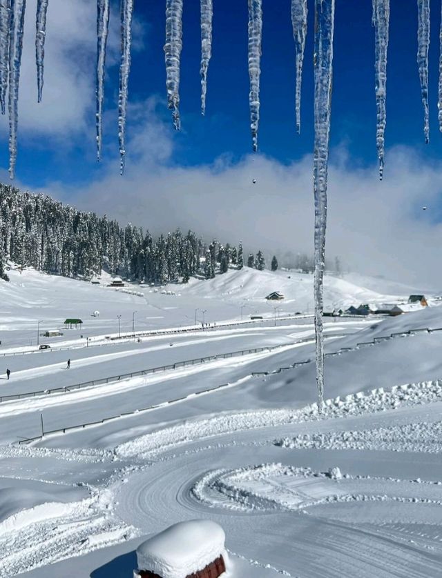 ❄️ Skiing Paradise in Gulmarg – A Winter Wonderland! ⛷️🏔️