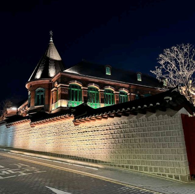 Deoksugung Palace & Stonewall Walkway (德壽宮與石牆路)
