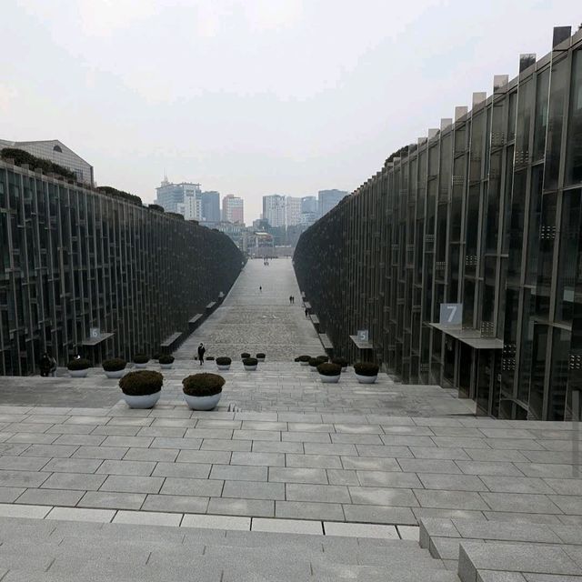 Ewha Womans University & Shopping Street (梨花女子大學與購物街)