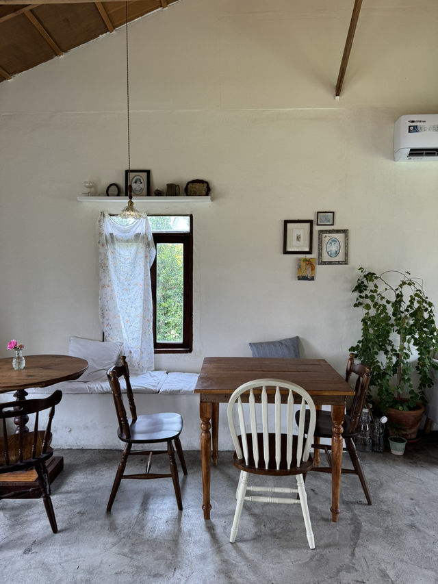 คาเฟ่สไตล์โฮมมี่สุดมินิมอล #นครปฐม 🏠☕️🍃