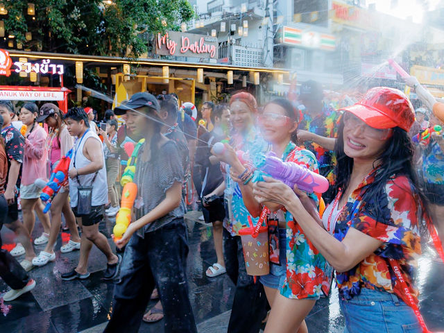 บรรยากาศสงกรานต์ถนนข้าวสาร 2568